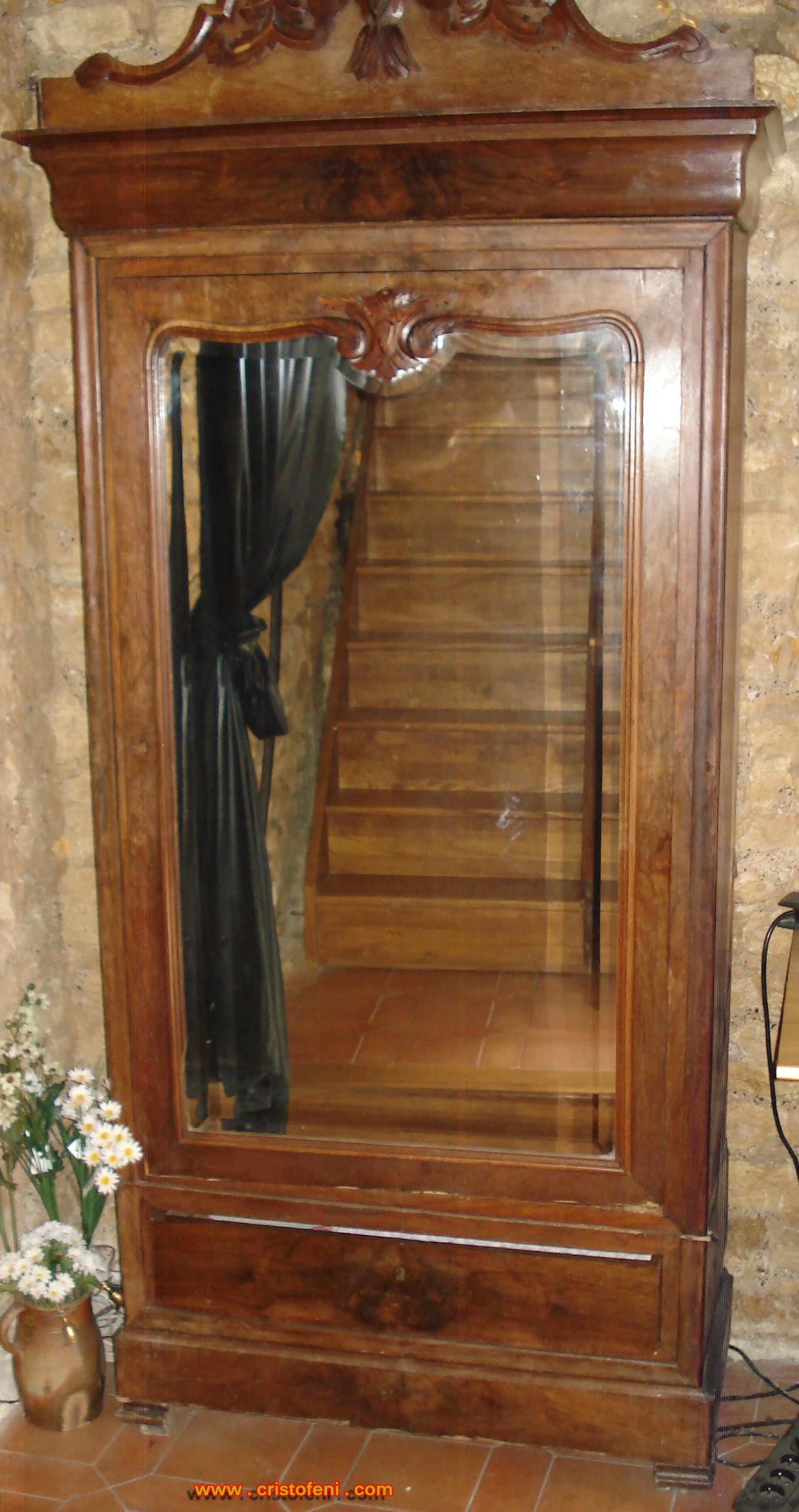 de l'armoire ancienne à chapeau de gendarmes avec 1 porte avec une